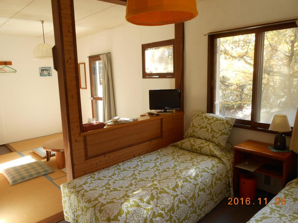Pension Nugget Inn Hakuba Exterior photo